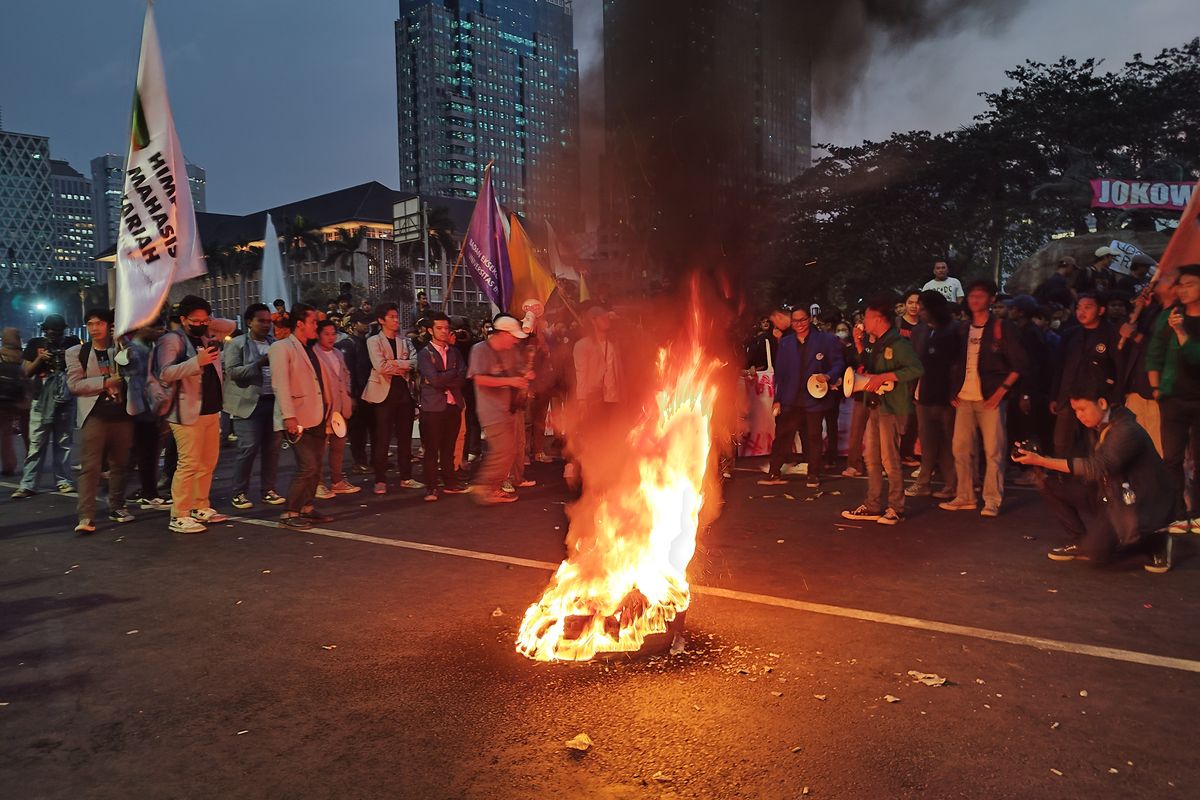 Unjuk Rasa yang digelar selama 3 hari menuntut hak-hak keadilan (foto diambil dari https://megapolitan.kompas.com)