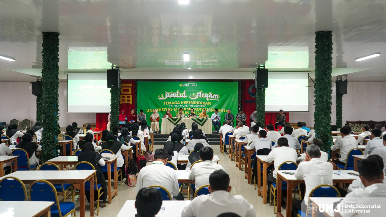 Wakil Rektor IV UMJ Dr. Septa Candra, S.H., M.H., (tengah), Ketua LPPAIK UMJ Drs. Fakhrurazi, M.A., Instruktur dan peserta saat Pembukaan Baitul Arqam Gelombang 3 UMJ di Serua Green Village, Depok, Sabtu (22/02/2025) (Foto : KSU/M.H Fahmi)