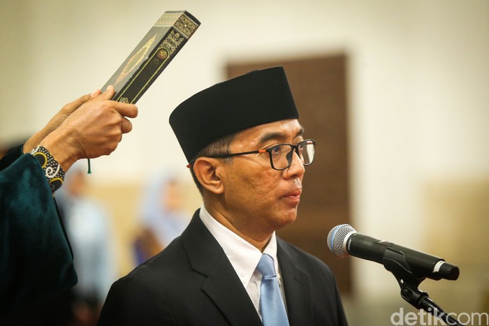 Brian Yuliarto saat dilantik menjadi Mendiktisaintek. (Foto: Detik.com)
