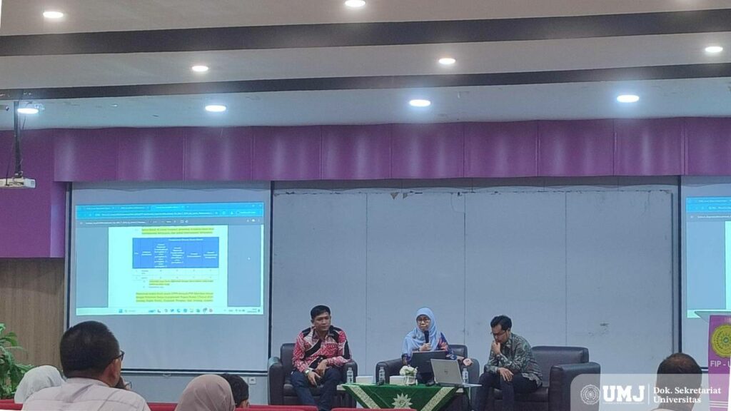 Narasumber Pelatihan Jabatan Akademik Dosen yang adakan oleh SDI UMJ. Kiri ke Kanan, Ahmad Fauzi Rohman, S.K.M (Kepala Bagian Pengembangan Karir Dosen), Prof. Dr. Ir. Mutmainnah, M.M. (Wakil Rektor II UMJ), Darto, S.E., M.M. (Dosen FEB UMJ). Auditorium FIP. Selasa (18/02/2025). (Foto: Humas KSU)