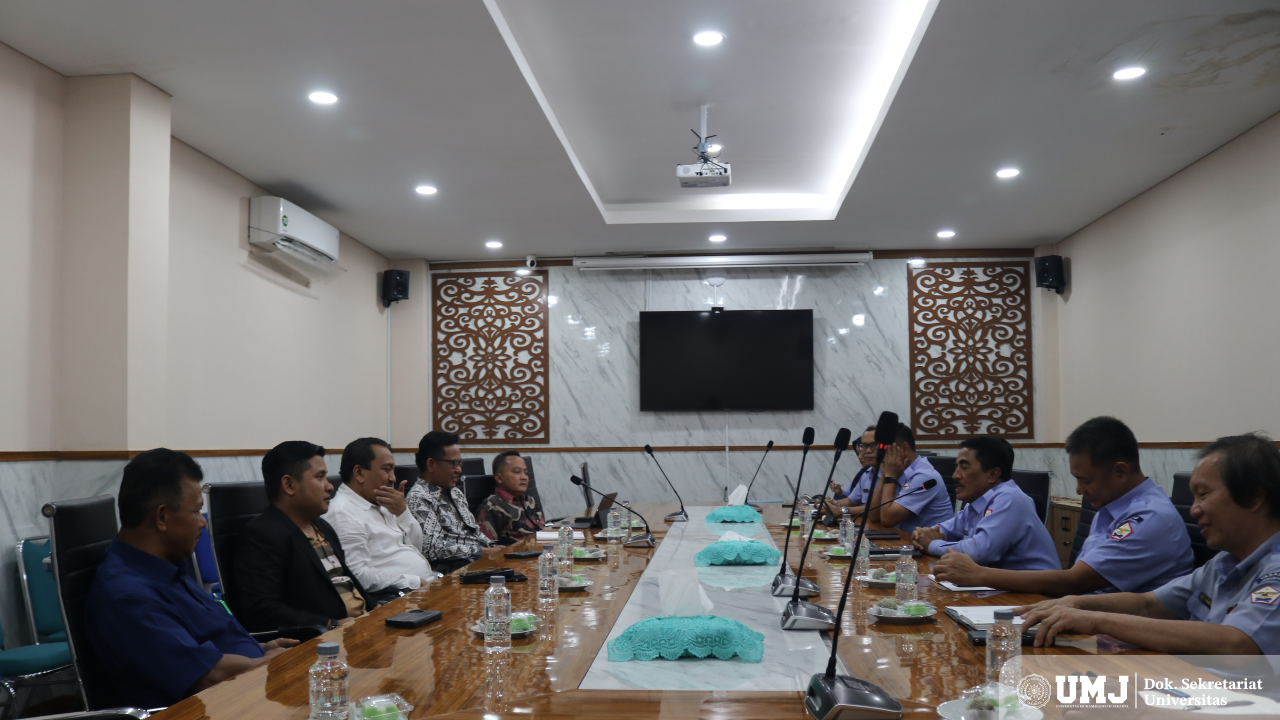 Rektor UMJ Prof. Dr. Ma’mun Murod, M.Si., Wakil Rektor I Dr. Muhammad Hadi, S.KM., M.Kes., Wakil Rektor IV Dr. Septa Candra, SH., MH., Kepala Biro Administrasi Akademik dan Kemahasiswaan Taufiqurrochman, M.Ikom., serta Kepala Biro Umum dan Sarpras Maderi, S.IP., MM. menyimak sambutan dari Yayasan Adi Upaya di Ruang Rapat Lantai 3 Gedung Muhammadiyah Civilization Centre, Selasa (25/02/25). (Foto: KSU/Lukman)