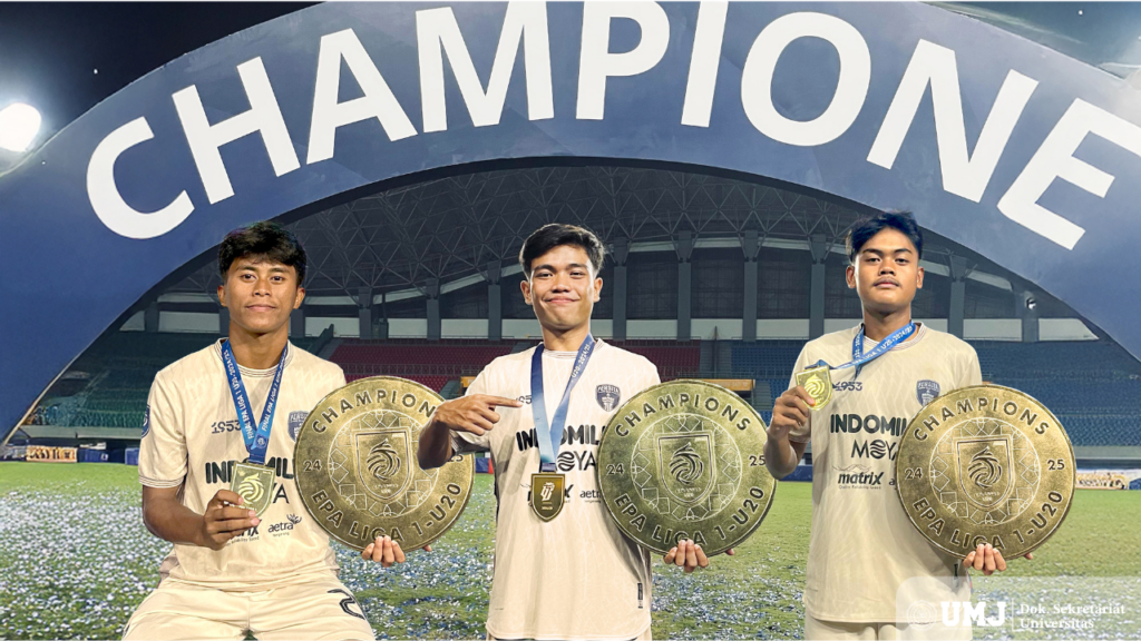 Billi Syach (Kiri), Evan Anwar (Tengah), dan Azwan Fikri (Kanan) saat mengangkat trofi Juara 1 Elite Pro Akademi Liga 1 2024-2025 di Stadion Patriot Candrabhaga Bekasi, Sabtu (22/02/25). (Dok. Pribadi)