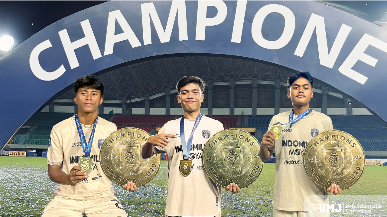 Billi Syach (Kiri), Evan Anwar (Tengah), dan Azwan Fikri (Kanan) saat mengangkat trofi Juara 1 Elite Pro Akademi Liga 1 2024-2025 di Stadion Patriot Candrabhaga Bekasi, Sabtu (22/02/25). (Dok. Pribadi)