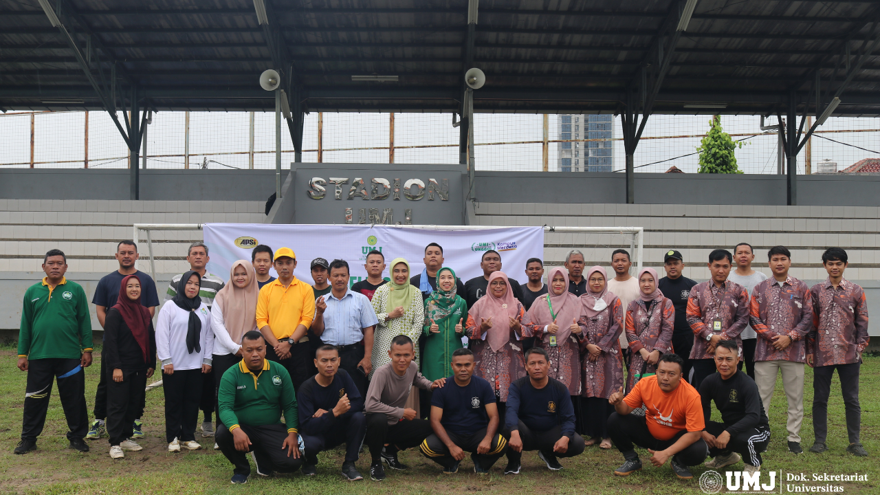 Warek II Prof. Dr. Ir. Mutmainah, MM., dan Warek III Dr. Rini Fatma Kartika, S.Ag., MH., SDI UMJ dan para security foto bersama usai pembukaan Seleksi Satpam di Stadion UMJ, Rabu (19/02/25) (Foto KSU/Fahri)
