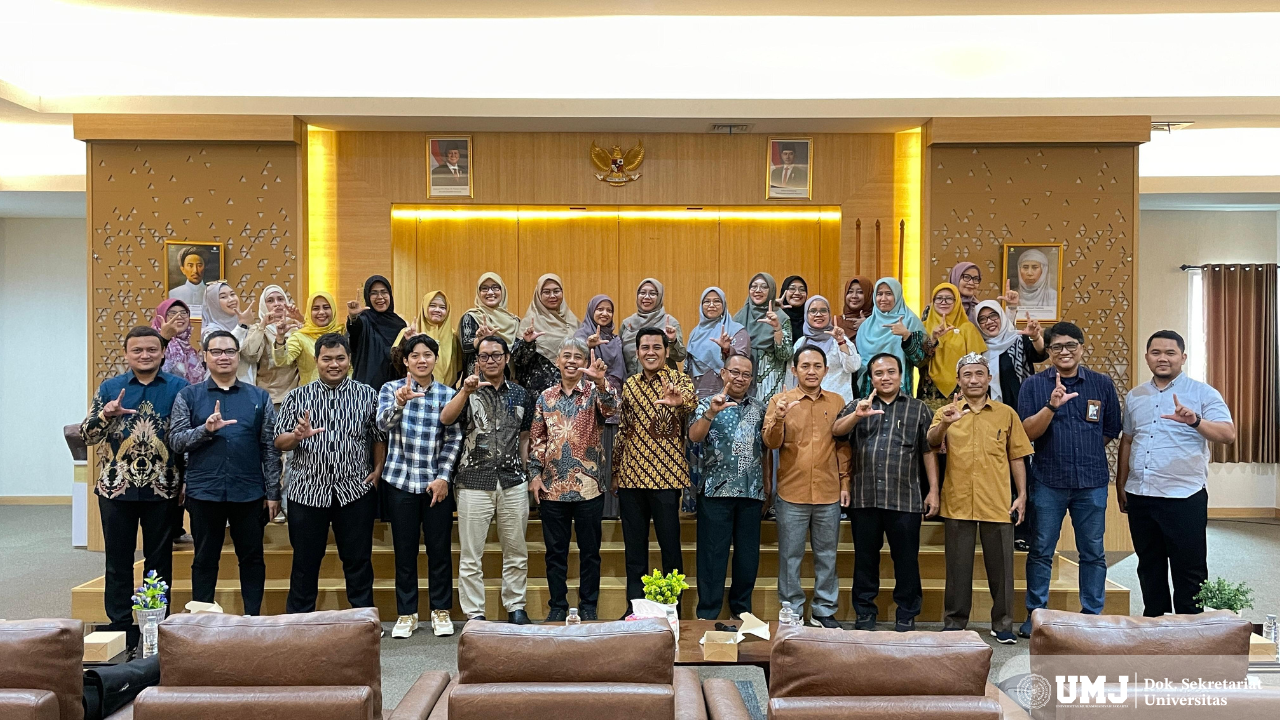 Seluruh Pengampu MKWK foto bersama LP4S Pada Rabu (5/2) di Aula FKM UMJ (Foto : KSU/Taslim Septia Prima)