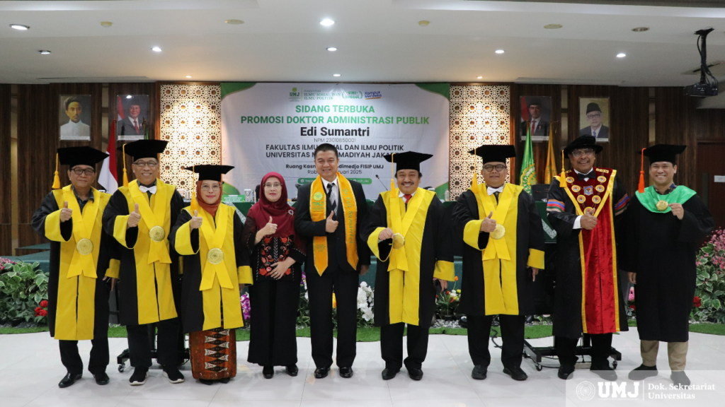 Edi Sumantri bersama para penguji sidang di Ruang Kasman Singodimedjo FISIP UMJ, Rabu (05/02/2025) (Foto: dok. FISIP UMJ)
