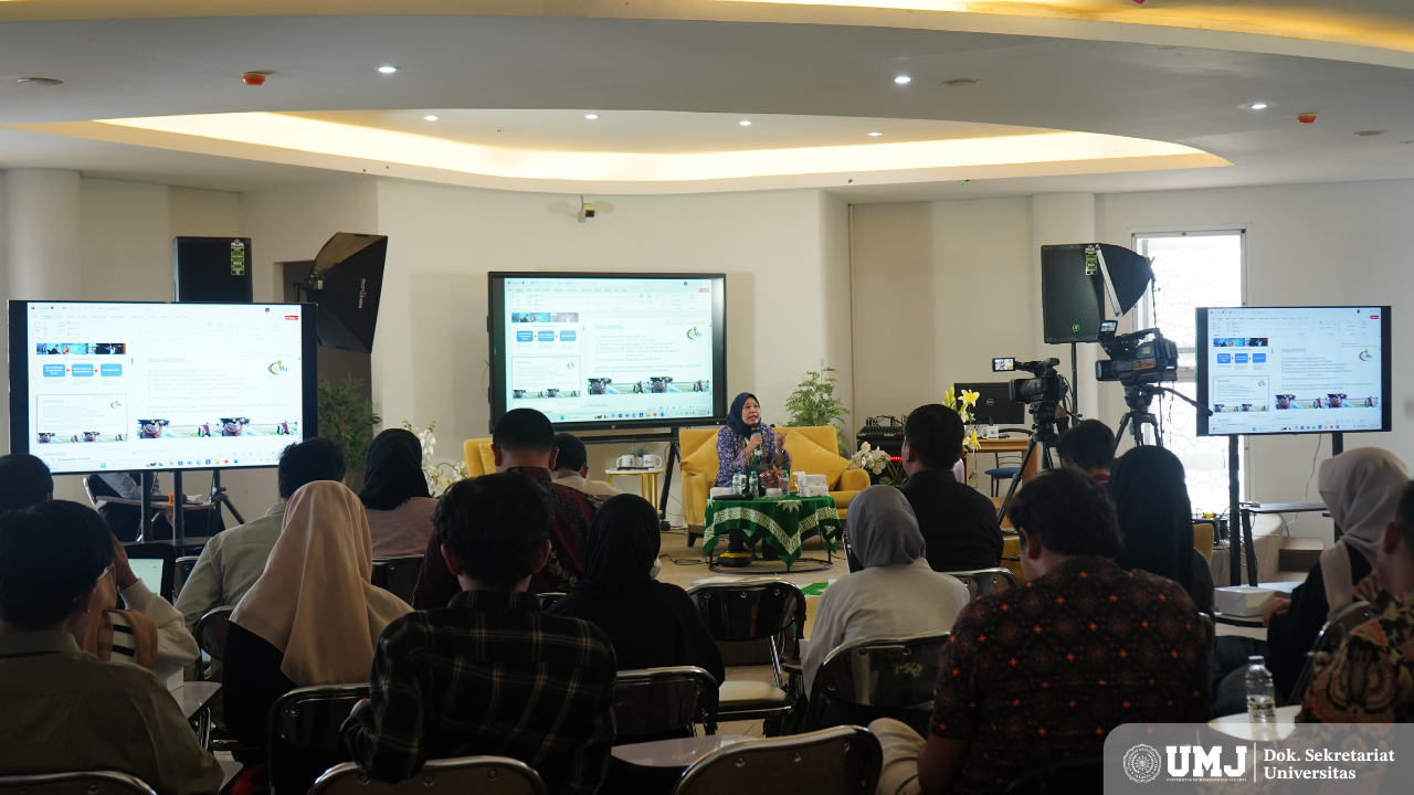 Produser Eksekutif TvMu Arina Nurrohmah menyampaikan materi Produksi Berita TV pada Pelatihan Produksi Berita TV dan Livestreaming, Jum'at (21/02/25). (Foto: KSU/Fahmi)