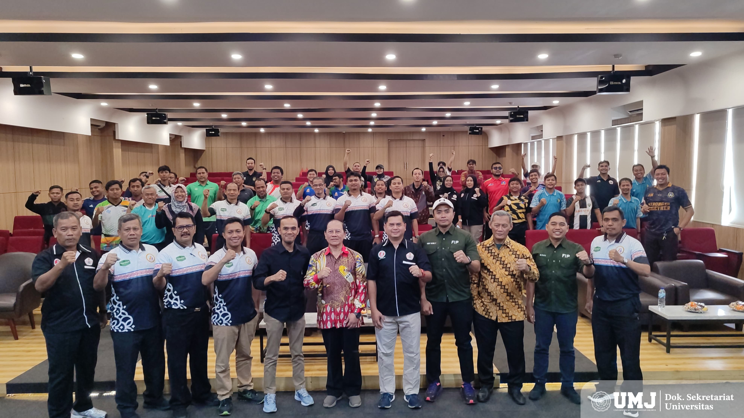 Foto Bersama Narasumber dan Peserta Coaching Clinic Cabang Olahraga Bola Tangan Program Studi Pendidikan Olahraga FIP UMJ. Auditorium FIP. Rabu (19/02/2025). (Foto: Humas/KSU)