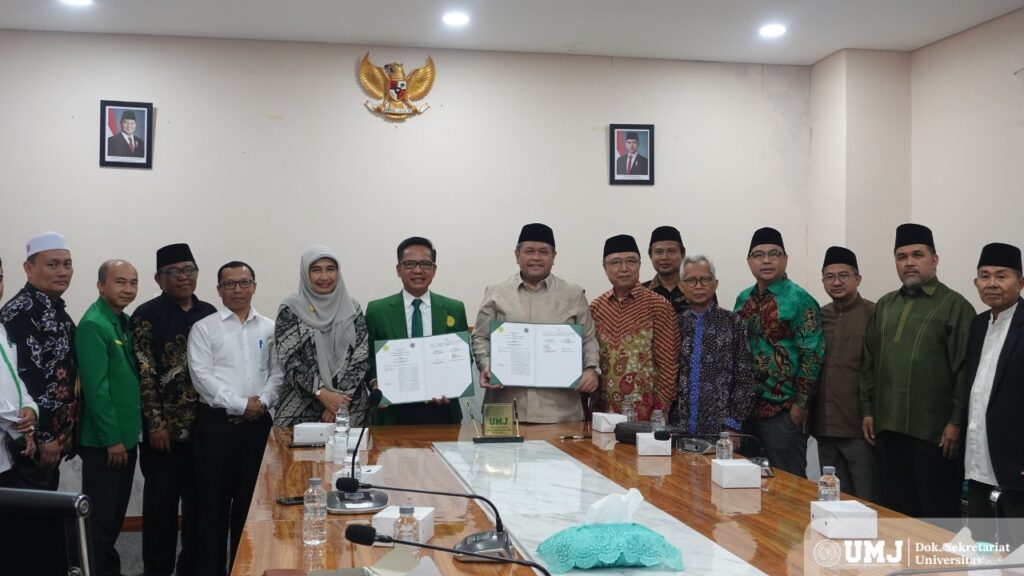 Wakil Rektor I Dr. Muhammad Hadi, S.KM., M.Kes., Wakil Rektor III Dr. Rini Fatma Kartika, S.Ag., MH., beserta jajarannya, dan Ketua Umum MUI DKI Jakarta KH. Muhammad Faiz Syukron Makmun, Lc., M.A., beserta jajarannya berfoto bersama usai penandatanganan MoU di Ruang Rapat Lantai 3 Gedung Civilazation Center, Kamis (27/02/25). (Foto: KSU/Alwi)