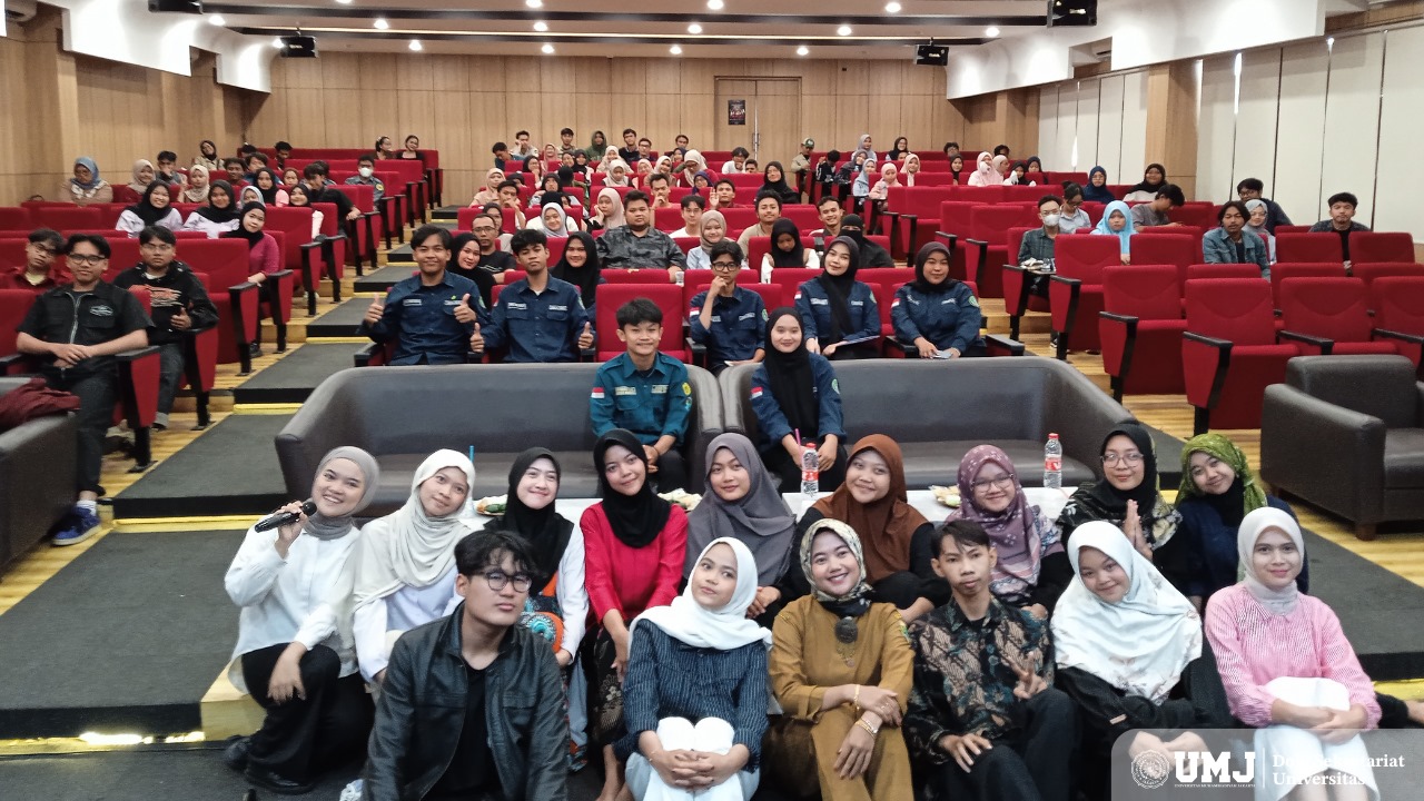 Pemeran dan Panitia usai pementasan teater Wajah Ganda di Balik Kuasa di Auditorium FIP UMJ, Senin (10/02/25) (Foto: KSU/Lukman
