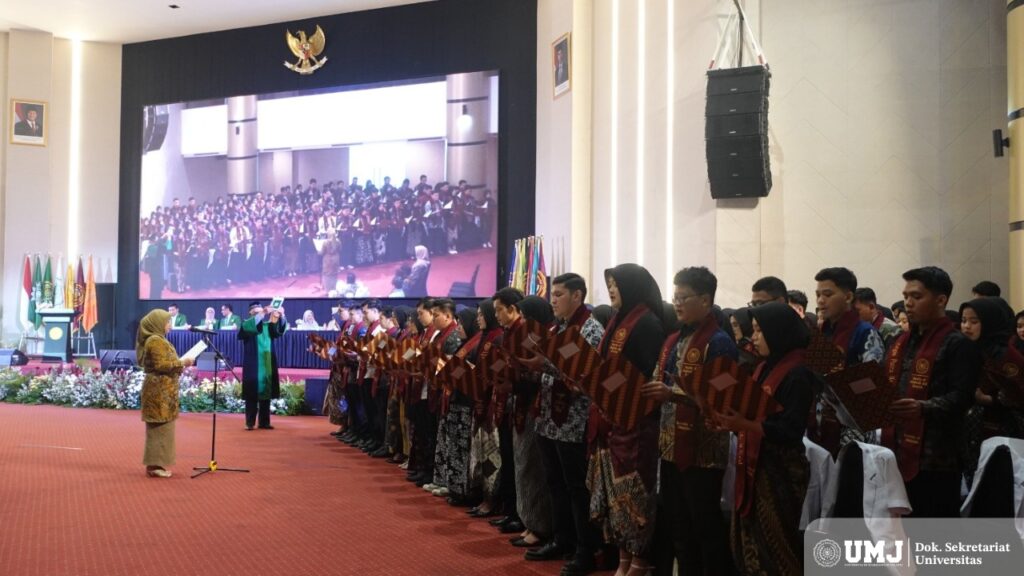 Prosesi pembacaan lafal Angkat Janji Sarjana Kedokteran oleh Dekan FKK UMJ Dr. dr. Tri Ariguntar Wikaningtyas, Sp.PK., Kamis (27/02/25). (Foto : KSU/Alwi)