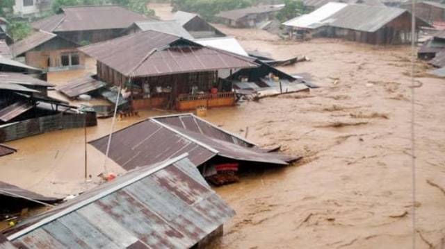 Banjir yang melanda kota Bandar Lampung yang merendam sejumlah wilayah (foto ini diambil dari https://kumparan.com/lampunggeh/ratusan-rumah-terdampak-banjir-di-bandar-lampung-1552298045684773552)
