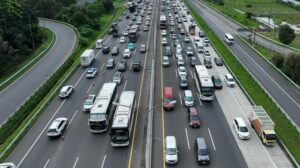sejumlah kendaraan arus balik arah Jakarta terjebak kemacetan di Tol Jakarta-Cikampek (Japek), Karawang Timur, Jawa Barat, pada Lebaran 2024