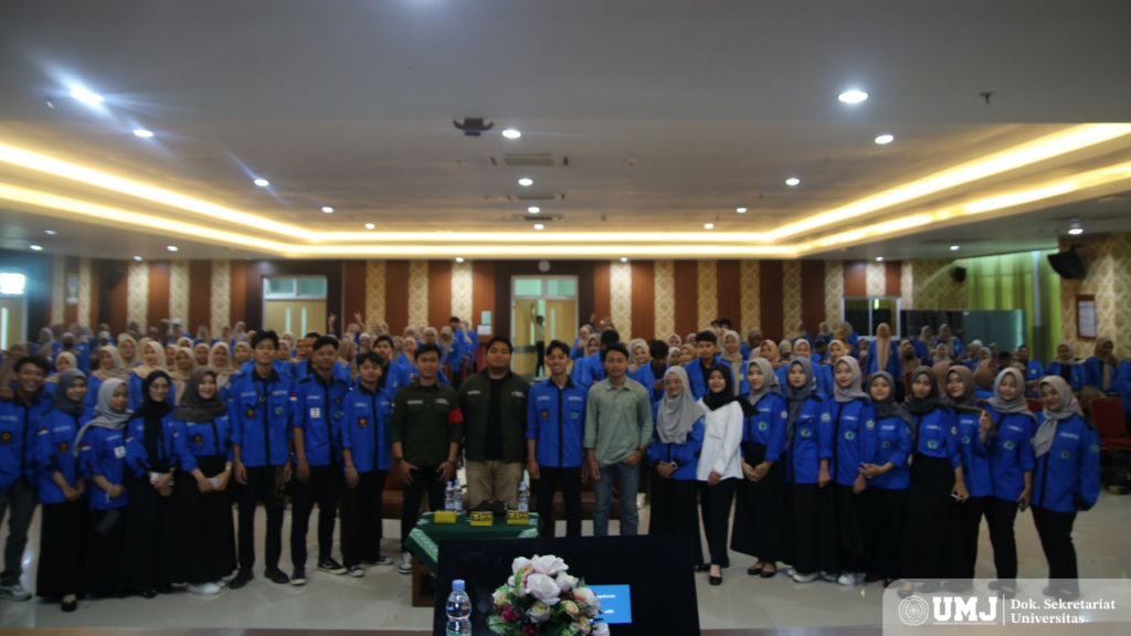 Hirzi Rifqi Dwinanto (tengah kiri) foto bersama peserta usai menjadi pemateri LKMM-PTD di Universitas Muhammadiyah Semarang, Jum'at (28/02/25). (Foto: Dok. Pribadi)