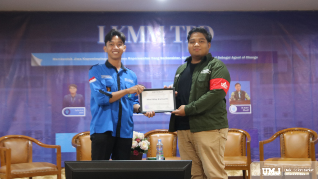 Mahasiswa FIK UM Hirzi Rifqi Dwinanto (Kanan) menjadi pemateri LKMM-PTD di Universitas Muhammadiyah Semarang, Jum'at (28/02/25). (Foto: Dok. Pribadi)