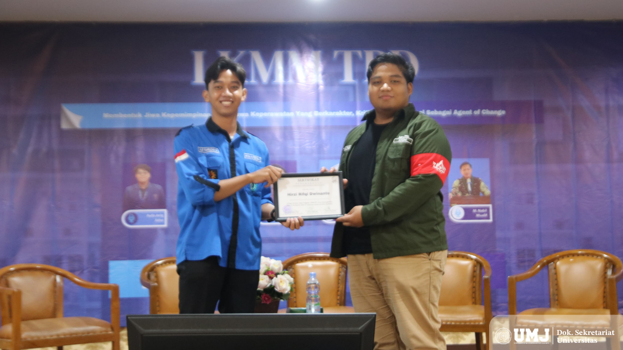 Mahasiswa FIK UM Hirzi Rifqi Dwinanto (Kanan) menjadi pemateri LKMM-PTD di Universitas Muhammadiyah Semarang, Jum'at (28/02/25). (Foto: Dok. Pribadi)
