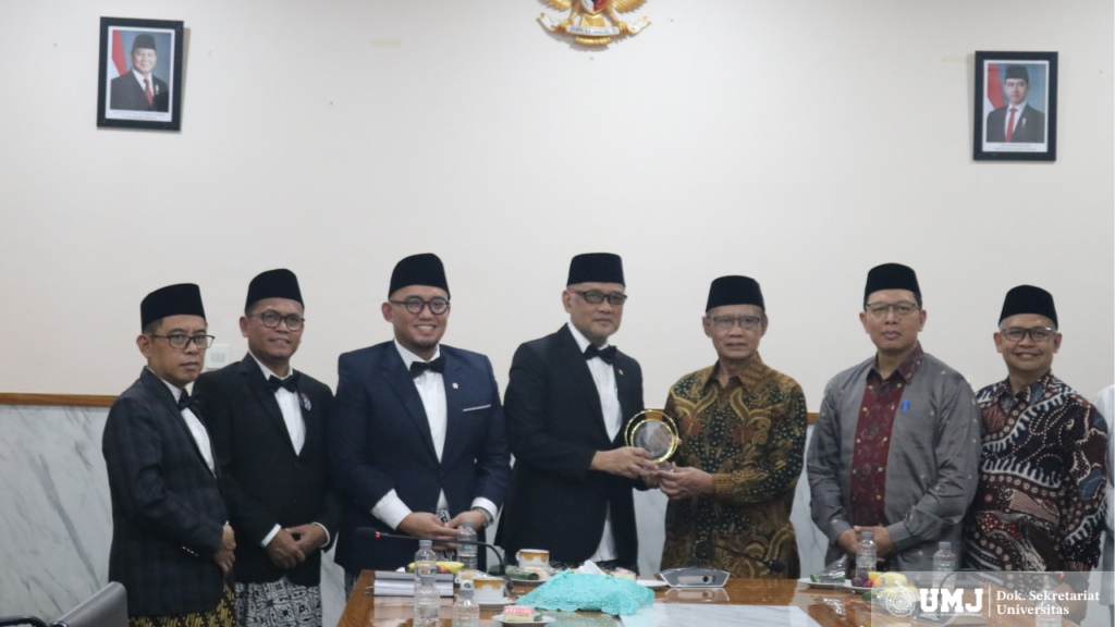Pemberian cinderamata dan foto bersama usai diskusi PP Muhammadiyah dan BP Haji di Ruang Rapat Lantai 3 Gedung Civilization Center UMJ, Kamis (06/02/25). (Foto: KSU/Lukman)