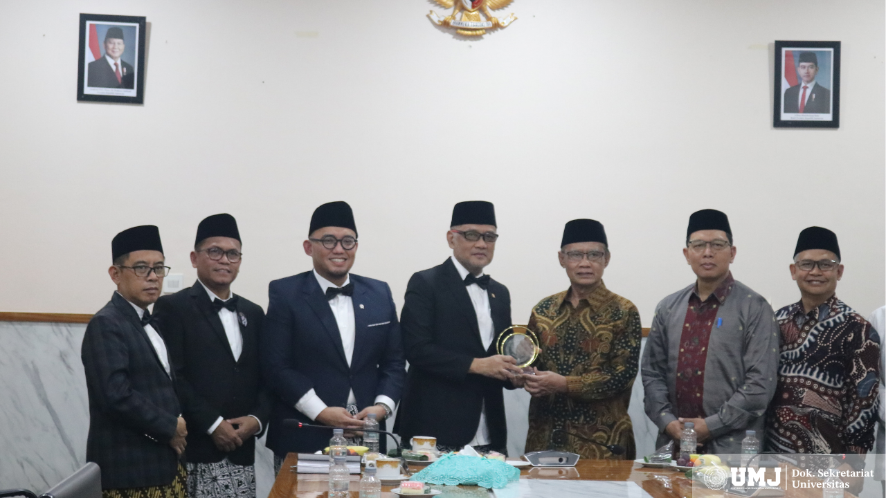 Pemberian cinderamata dan foto bersama usai diskusi PP Muhammadiyah dan BP Haji di Ruang Rapat Lantai 3 Gedung Civilization Center UMJ, Kamis (06/02/25). (Foto: KSU/Lukman)