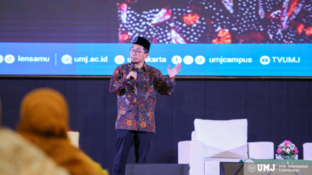 Ustaz Adi Hidayat saat menyampaikan materi di Pengkajian Ramadan PP Muhammadiyah 1446 H di Auditorium KH Ahmad Azhar Basyir Gedung Cendekia, Jum’at (07/02/25). (Foto: KSU/Fahmi)