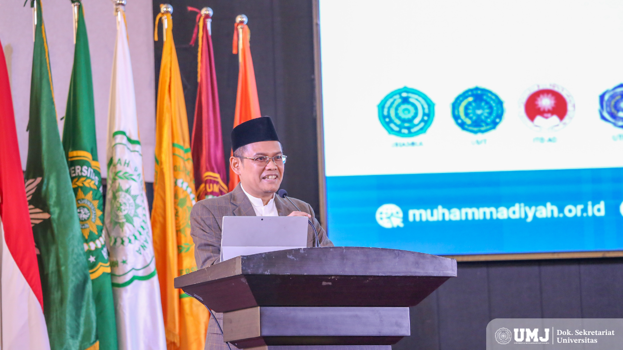 Prof. Dr. Ahmad Najib Burhani, Ph.D. saat menaparkan materi di acara Pengkajian Ramadan PP Muhammadiyah 1446 H di Auditorium KH. Ahmad Azhar Basyir, Gedung Cendekia, Sabtu (8/03/25). (Foto: KSU/Fahmi)