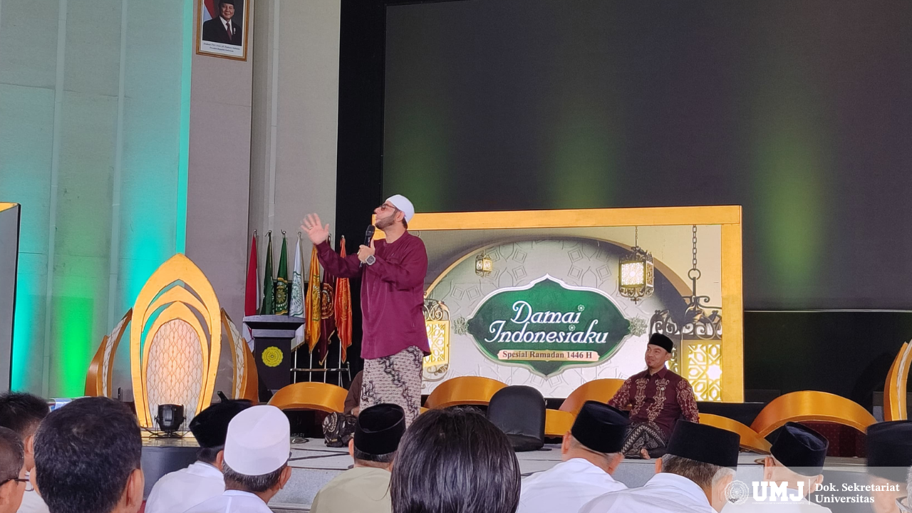 Habib Muhammad Syahab saat memberikan kajian pada acara Damai Indonesiaku Spesial Ramadan tvOne di Gedung Cendekia UMJ. Selasa (11/03/2025). (Foto: KSU/Humas)