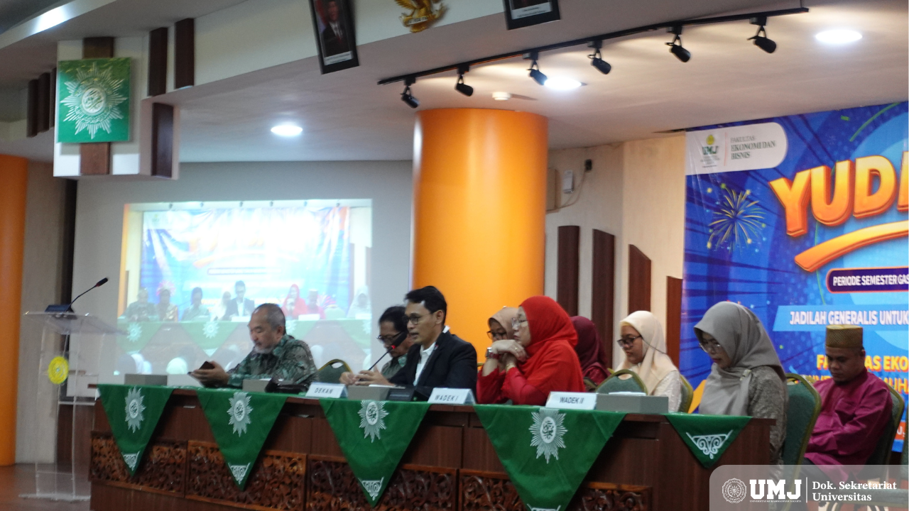 Dekan FEB UMJ Dr. Luqman Hakim, SE., M.Si., AK. (Tengah) saat menyampaikan sambutan dalam acara Yudisium Program Sarjana dan Pascasarjana Periode Semester Ganjil Tahun Akademik 2024/2025 di Aula FEB UMJ, Sabtu (15/03/25). (Foto: KSU/Alwi)