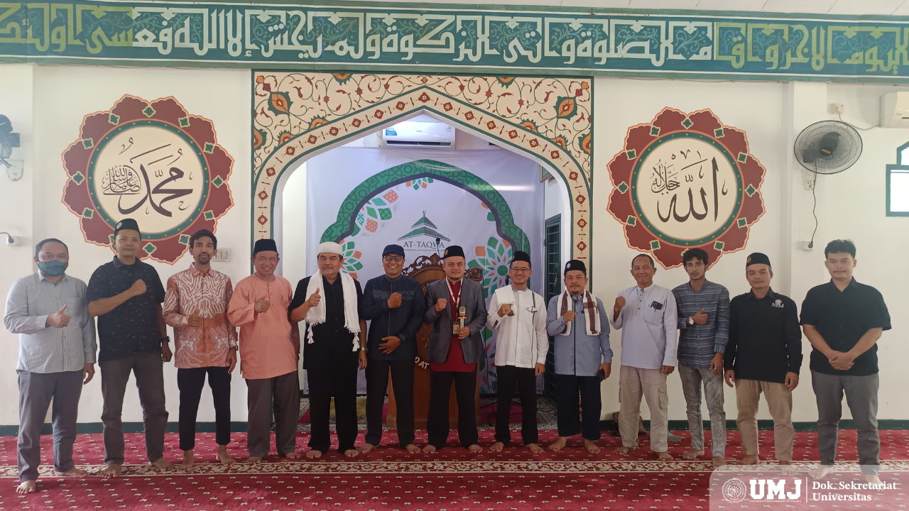Para tokoh dan pengurus MUI foto bersama peserta usai acara Wisata Dakwah MUI Pusat di Masjid A-Taqwa UMJ, Selasa (18/03/25). (Foto: Dok. Pribadi)