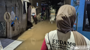 ERDAMS UMJ Lakukan Aksi Tanggap Darurat Banjir di Cirendeu
