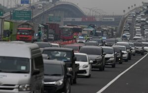 Kepadatan Lalin yang terjadi Tol Jakarta-Cikampek (foto ini diambil dari https://channel9.id)