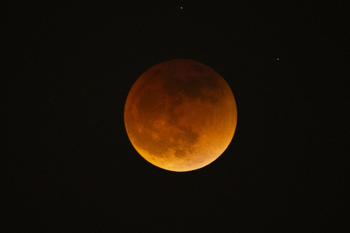 Peristiwa Worm Blood Moon atau bulan yang berwarna merah terjadi di berbagai negara (foto ini diambil dari https://inet.detik.com/science/d-7817239/gerhana-bulan-total-14-maret-2025-bulan-berwarna-merah-darah)