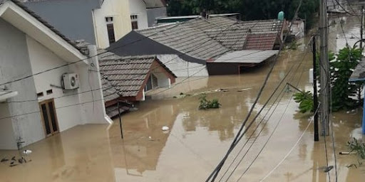 Banjir yang melanda Kota Bekasi mengakibatkan kerusakan yang tidak sedikit (foto ini diambil dari https://www.merdeka.com)