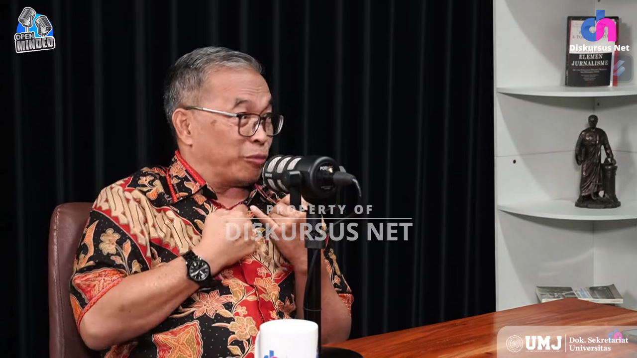Dosen FISIP UMJ Dr. Makroen Sanjaya saat menjadi bintang tamu pada podcast Open Minded di Channel YouTube Diskursus Net, Selasa (15/04/2025). (Foto: Diskursus Net)