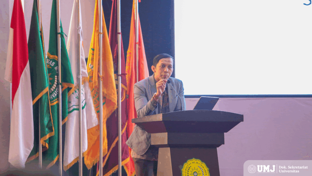Alumni Fakultas Ilmu Keperawatan Universitas Muhammadiyah Jakarta (FIK UMJ) Ns. Agus Purnama, M.Kep., Sp.KMB. saat memaparkan materi dalam sharing session pada sharing session dalam acara Halal Bi Halal 1446 H dan Hari Bermuhammadiyah UMJ di Auditorium K.H. Ahmad Azhar Basyir Gedung Cendekia UMJ, Rabu (30/04/2025). (Foto: KSU/Fahmi)