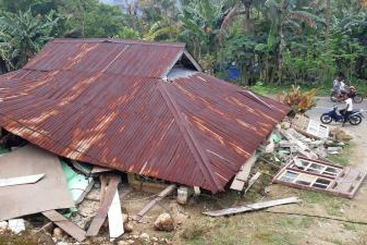 Rumah warga yang terkena dampak gempa bumi (foto diambil dari https://www.kompas.com/tren/read/2021/01/07/060816465/gempa-magnitudo-58-guncang-kota-bengkulu-ini-analisis-bmkg)