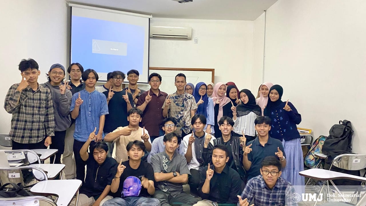 Para peserta workshop foto bersama narasumber usai kegiatan workshop di Ruang Kelas FEB, Jum'at (23/05/2025). (Foto: Dok. Pribadi)