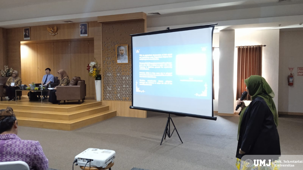 Prof. Dr. Ninis Agustini Damayani sedang memaparkan hasil materinya di hadapan audience