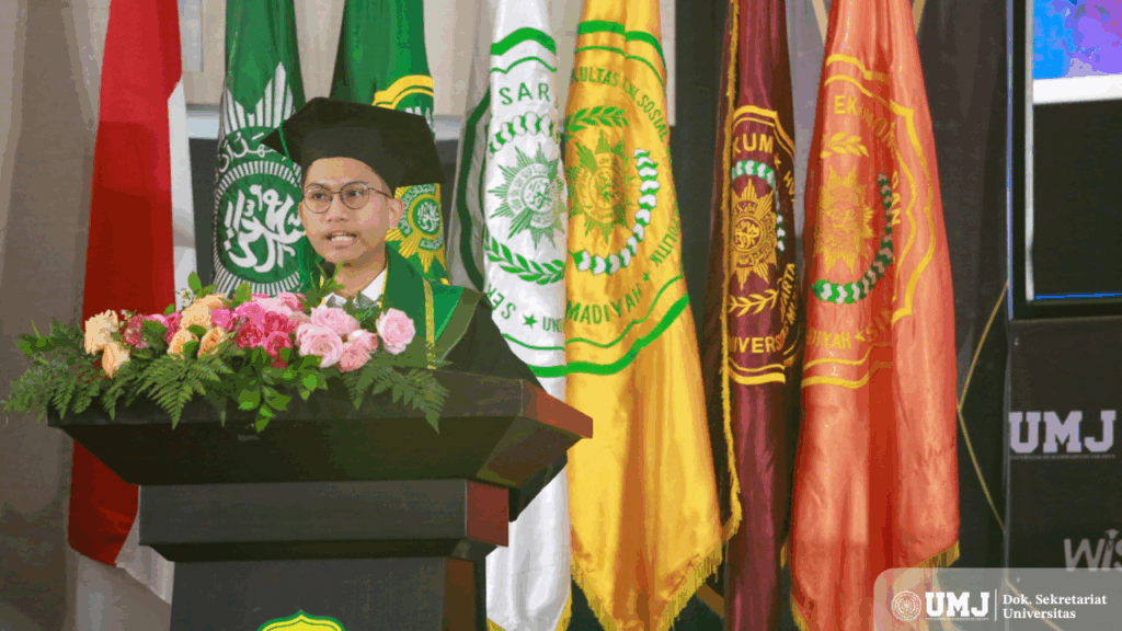 M. Rasdha Hafidz Danial Putra menyampaikan pesan Al-Qur’an pada pidato perwakilan wisudawan dalam prosesi wisuda ke-81 sesi 3 UMJ, di Auditorium KH. Azhar Basyir, Gedung Cendikia UMJ, Kamis (22/05/2025). (Foto: KSU/Fahmi)