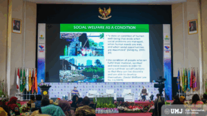 Pakar Kesejahteraan Sosial Universitas Indonesia Prof. Isbandi Rukminto Adi, Ph.D saat menjadi pembicara dalam Internasional Conference of Social Work and Social Sciences (ICSWSS) 2025 di Auditorium KH. Ahmad Azhar Bashir Gedung Cendekia UMJ, Sabtu (17/05/2025). (Foto: KSU/Fahmi)