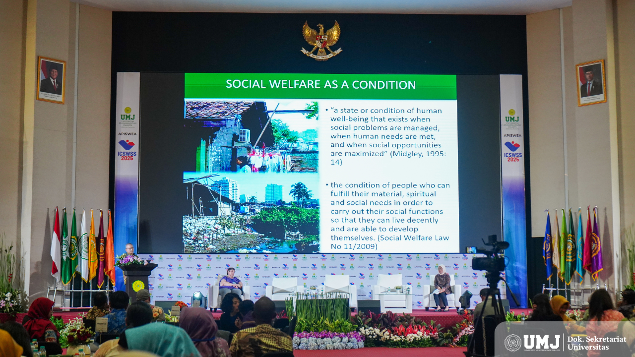 Pakar Kesejahteraan Sosial Universitas Indonesia Prof. Isbandi Rukminto Adi, Ph.D saat menjadi pembicara dalam Internasional Conference of Social Work and Social Sciences (ICSWSS) 2025 di Auditorium KH. Ahmad Azhar Bashir Gedung Cendekia UMJ, Sabtu (17/05/2025). (Foto: KSU/Fahmi)