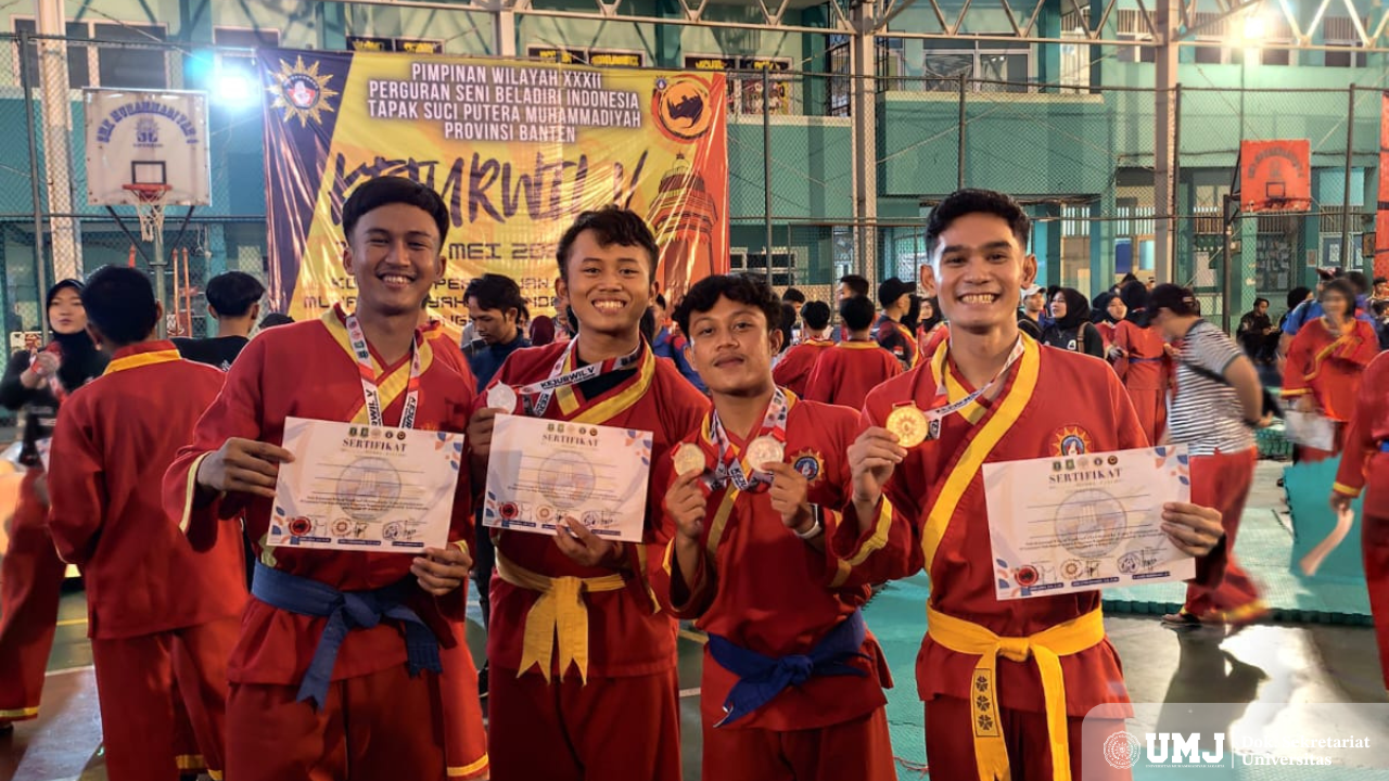 Empat mahasiswa POR FIP UMJ (Fauzan Aidha Rahman, Muhammad Fawwaz, Faruzan Kurniansyah, dan Syahdan Alif Setiawan) menorehkan prestasi di ajang Kejuaraan Wilayah Tapak Suci Banten di Perguruan Muhammadiyah Cipondoh Tangerang, Minggu (18/05/2025). (Foto: Dok. Pribadi)