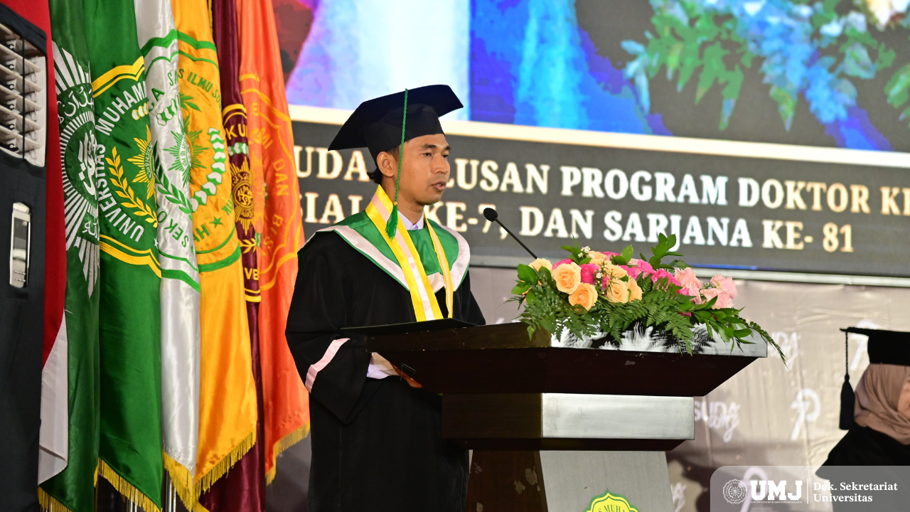 Lulusan FIP UMJ asal Thailand, Abdullataf Dodahna saat pidato perwakilan wisudawan dalam prosesi wisuda ke-81 sesi 1 UMJ di Auditorium KH. Azhar Basyir, Gedung Cendekia UMJ, Rabu (21/05/2025). Foto: KSU/Fahmi)