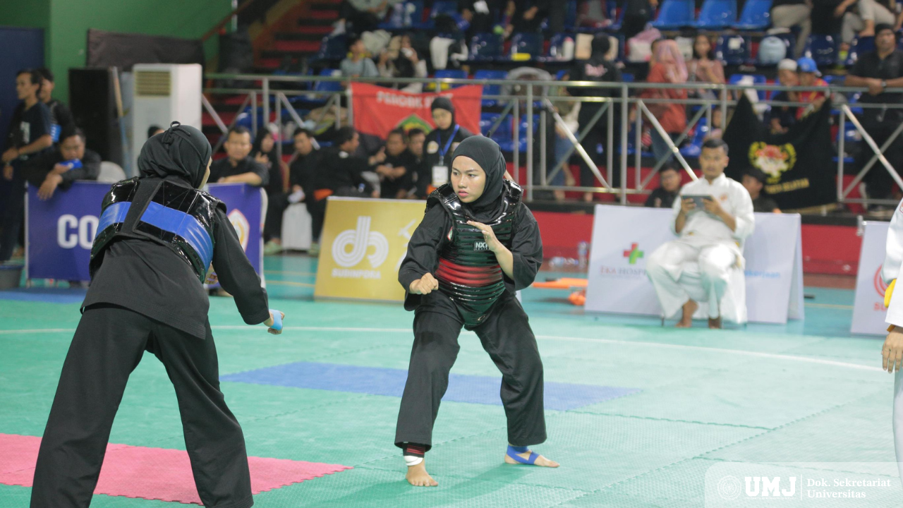 Dhira Marrega (Merah) saat bertanding di kategori Tanding Kelas C Putri dalam Kejuaraan Pencak Silat Walikota Jakarta Selatan Cup IV 2025 di Gor Bulungan, Jakarta Selatan, Kamis (08/05/2025). (Foto: Dok. Pribadi)