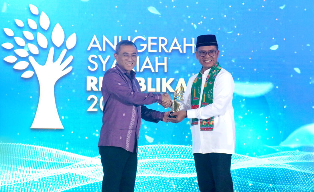 Penyerahan penghargaan anugerah syariah Republika 2025