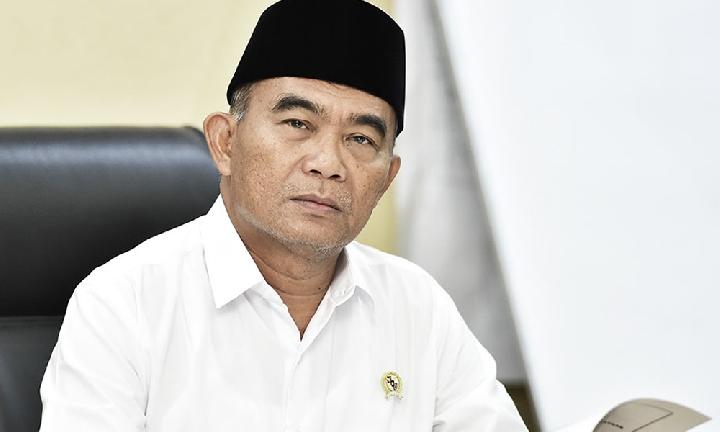 Muhadjir Effendy sedang memerhatikan didalam rapat (foto diambil dari https://joss.co.id/2022/04/muhajir-pastikan-dua-bansos-untuk-3-bulan-cair-jelang-lebaran/muhadjir-effendy-2/)