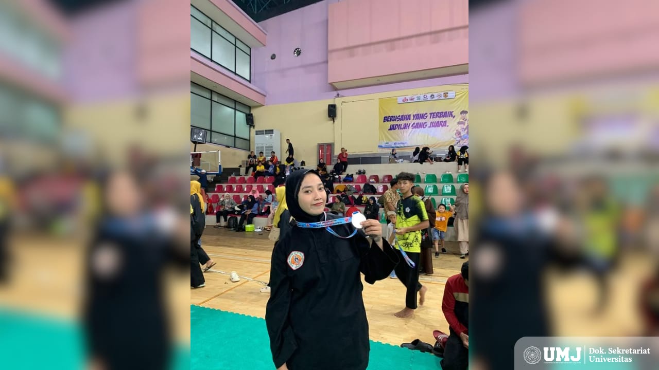 Atlet Tapak Suci UMJ, Intan Fitria meraih juara 2 cabang olahraga silat dalam Pekan Olahraga Jakarta 2025 yang di selenggarakan di GOR Cempaka Putih Jakarta, Minggu (27/04/2025).