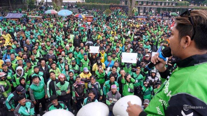 sekitar 20 ribu ojol demo pada hari ini (foto diambil dari https://wartakota.tribunnews.com)