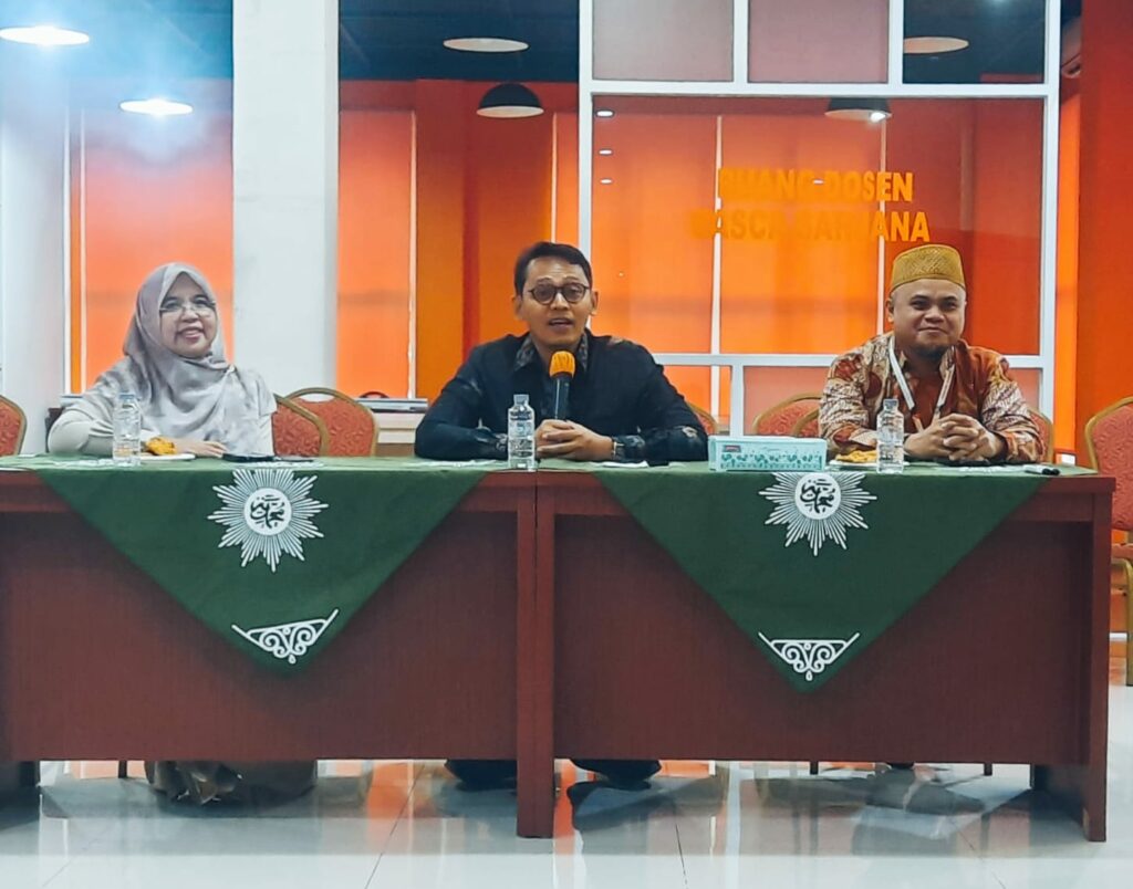 Wakil Dekan II FEB Dr. Hartutik, M.M., (kiri) Dekan FEB UMJ Dr. Lukman Hakim., M.Si (tengah) saat memberikan sambutan Workshop AIK dan Adi Mansah (kanan) (23/05/2025) (foto :dok pribadi)