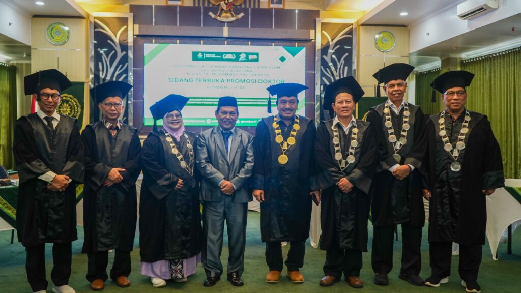 Dr. Risman Muchtar (Jas abu) berfoto bersama dengan penguji saat sidang promosi doktor