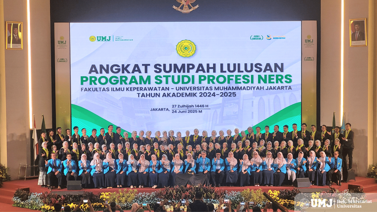 Dekan FIK UMJ beserta jajaran, serta tujuh puluh tujuh lulusan Program Profesi Ners saat foto bersama usai Angkat Sumpah Profesi Ners tahun akademik 2024 - 2025 di Auditorium K. H. Ahmad Azhar Basyir, Selasa (24/06/2025) (Foto: KSU/Ferry)