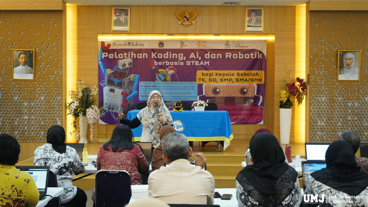 Wakil Dekan I FIP UMJ, Dr. Ismah., M.Si memberikan materi tentang pembelajaran Koding dan KA pada acara Workshop Pengenalan Pembelajaran Koding, AI dan Robot berbasis STEAM di Aula Fakultas Kesehatan Masyarakat UMJ,